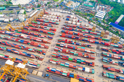 集裝箱船在進出口與商業(yè)物流中的關(guān)鍵作用 從起重機俯視到海港鳥瞰的貿(mào)易全景